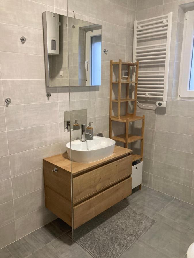 Mint&Rose Apartment Peroj Ngoại thất bức ảnh