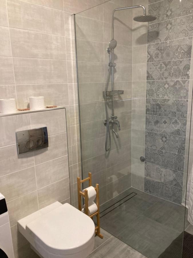 Mint&Rose Apartment Peroj Ngoại thất bức ảnh